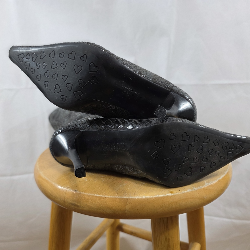 Elegant Black Croc-Embossed Knee-High Boots - Picture 5 of 9